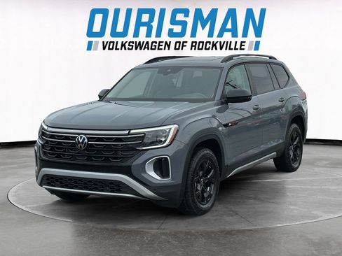 Used 2024 Volkswagen Atlas Peak Edition SEL image 2