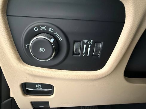Used 2025 Jeep Grand Cherokee Limited w/ Luxury Tech Group II AWD/4WD image 36