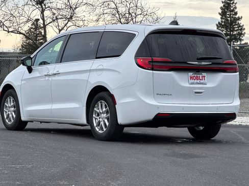 New 2026 Chrysler Pacifica Select image 5