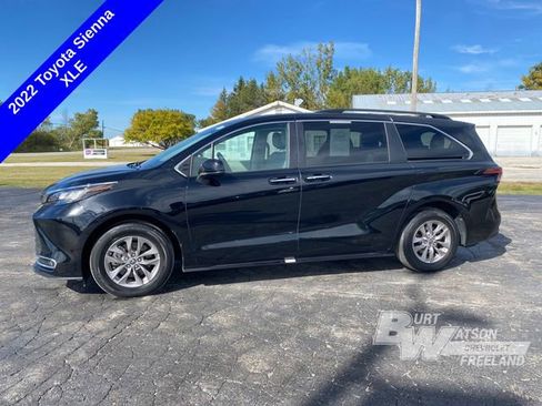Used 2022 Toyota Sienna XLE image 2