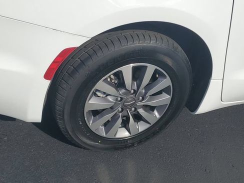 Used 2024 Chrysler Pacifica Limited FWD image 5