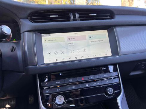 Used 2017 Jaguar XF S image 42