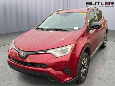 Used 2018 Toyota RAV4 LE FWD image 2