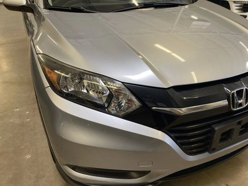 Used 2018 Honda HR-V LX image 9