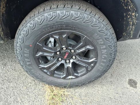 New 2025 GMC Canyon Elevation w/ Convenience Package image 9