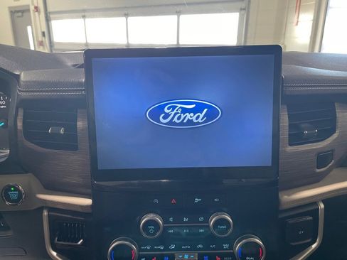 Used 2024 Ford Expedition Limited image 11