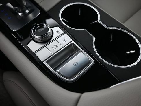 Used 2025 Genesis G70 2.5T image 9