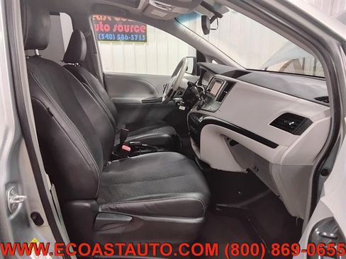 Used 2014 Toyota Sienna SE FWD image 13