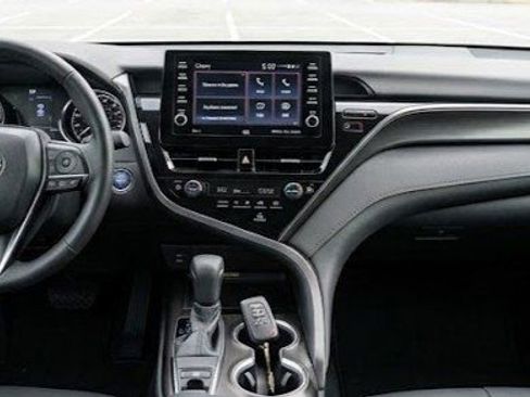 Used 2019 Toyota Camry SE image 3