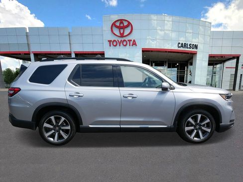 Used 2024 Honda Pilot Touring image 4