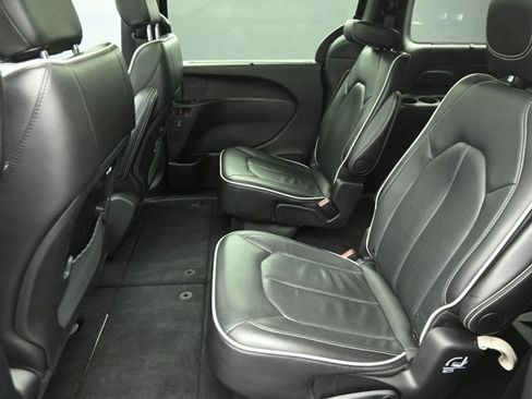 Used 2025 Chrysler Pacifica Limited FWD image 20