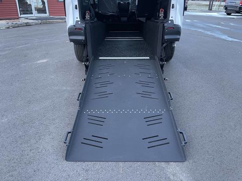 Used 2025 Toyota Sienna LE image 3