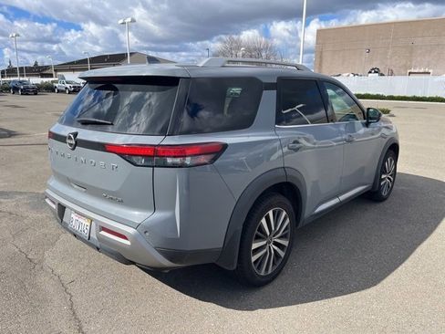 Used 2022 Nissan Pathfinder Platinum w/ Cargo Package image 5