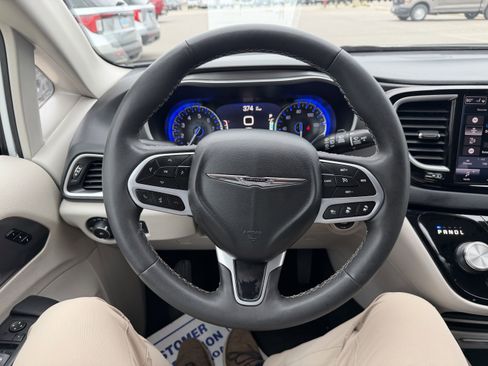 Used 2024 Chrysler Pacifica Touring-L FWD image 9
