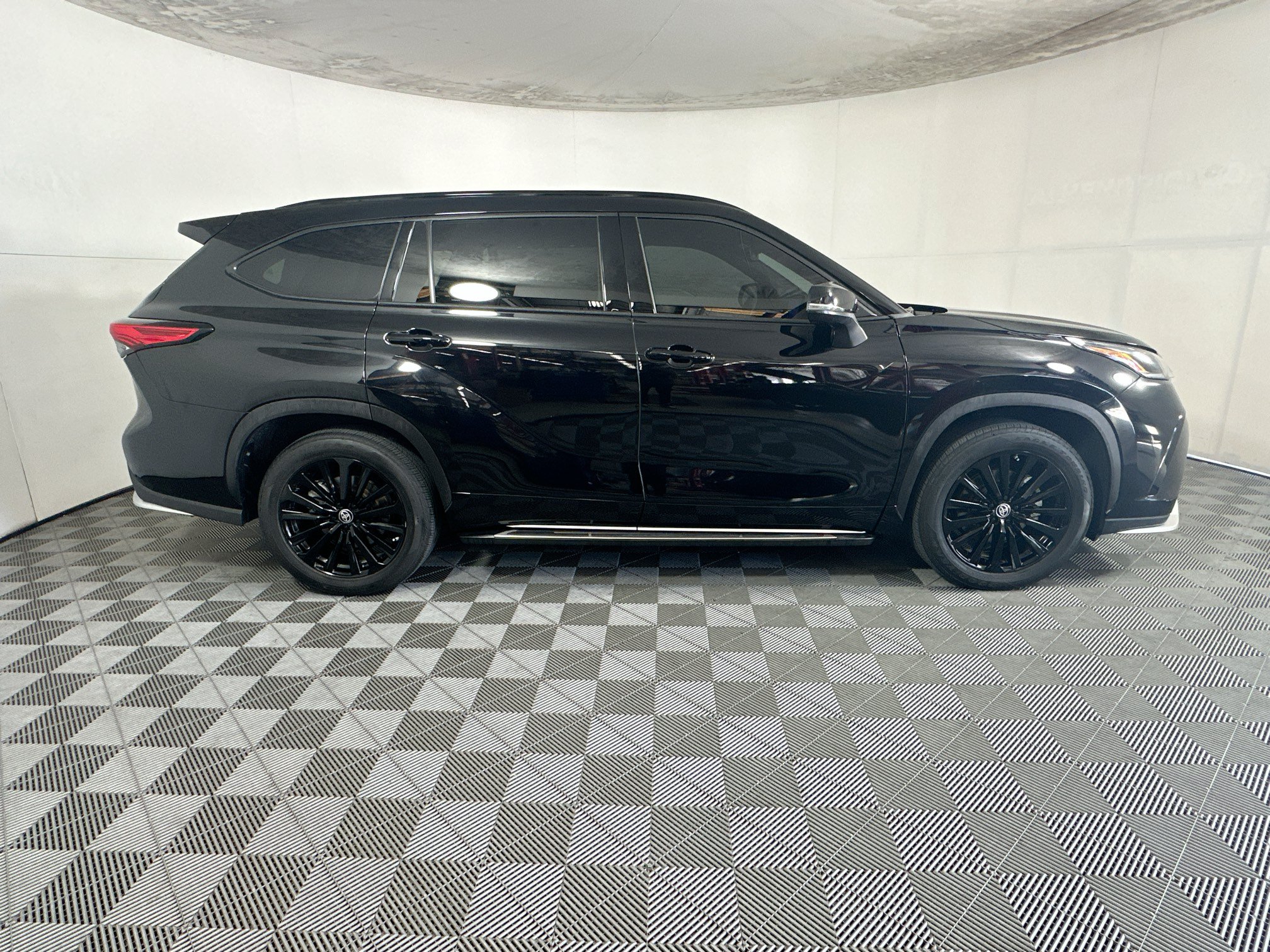 Used 2023 Toyota Highlander XSE FWD image 2