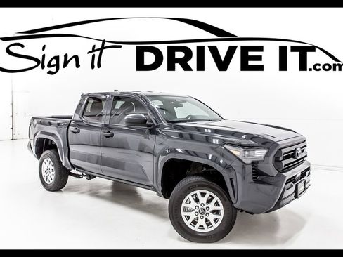 Used 2025 Toyota Tacoma SR image 1