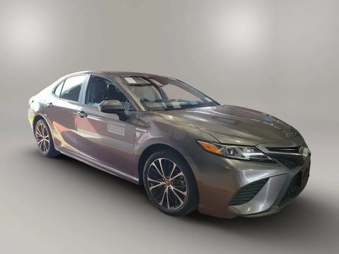 Used 2019 Toyota Camry SE FWD image 5