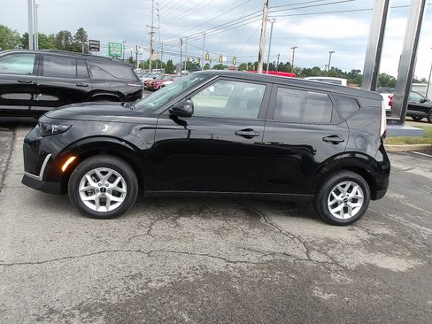 Used 2023 Kia Soul LX w/ Option Group 015 FWD image 4