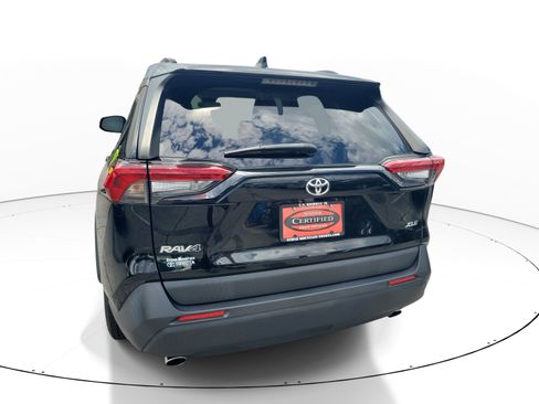 Used 2019 Toyota RAV4 XLE w/ Convenience Package FWD image 5