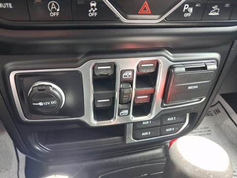 Used 2020 Jeep Gladiator Overland w/ Uconnect 4C Nav & Sound Group AWD/4WD image 29