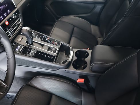 Used 2025 Porsche Macan GTS image 17