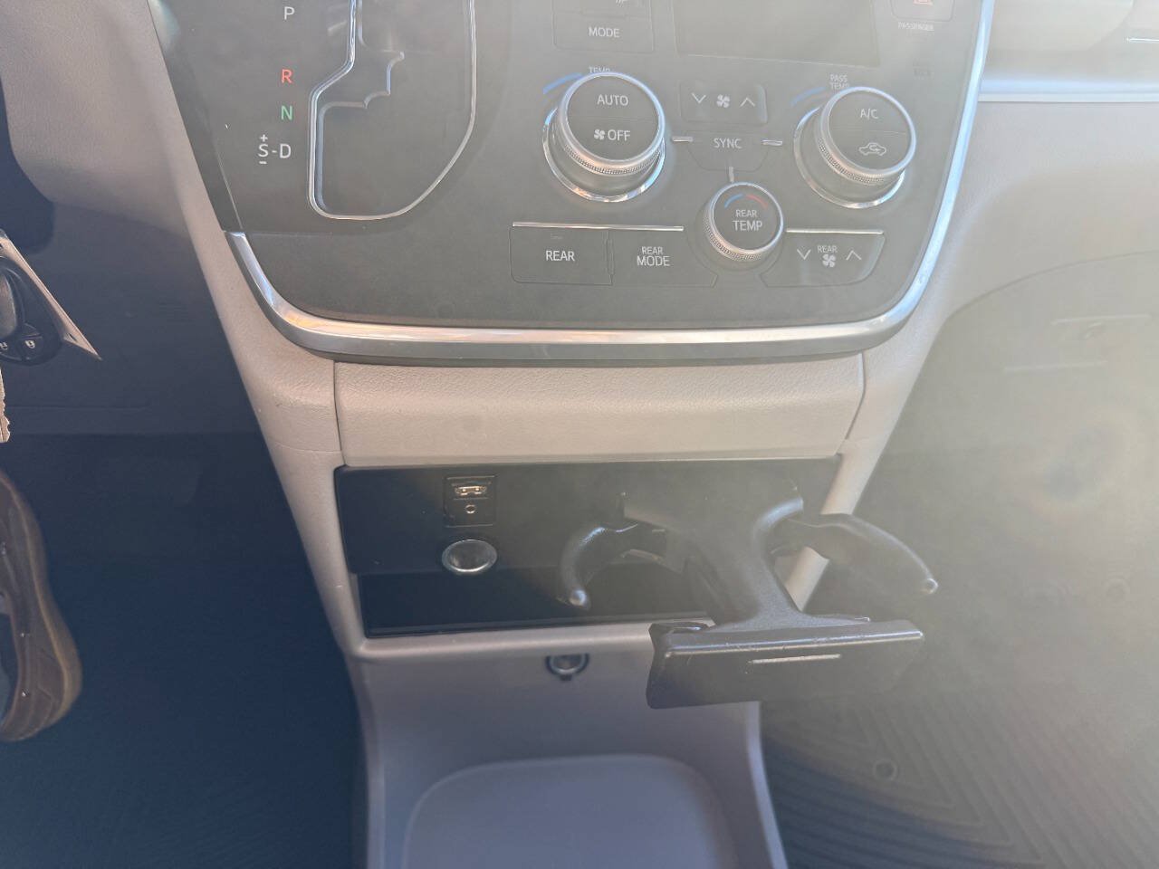 Used 2015 Toyota Sienna LE FWD image 25