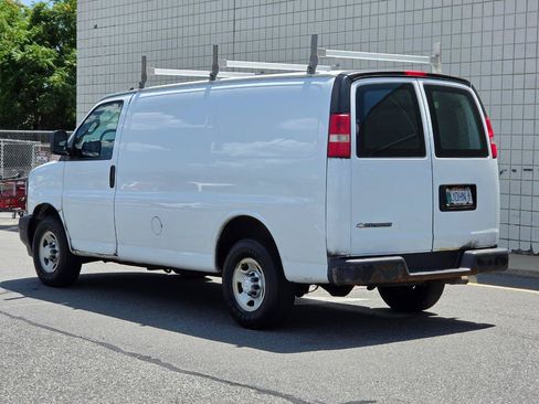 Used 2017 Chevrolet Express 2500 RWD image 5