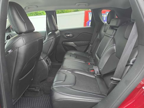 Used 2019 Jeep Cherokee Latitude Plus w/ Cold Weather Group AWD/4WD image 16