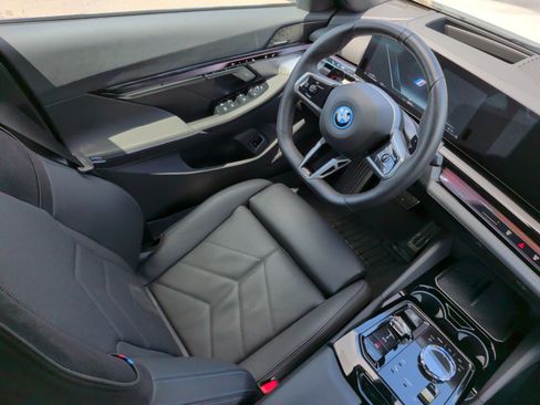 Certified 2026 BMW 550e xDrive w/ Executive Package AWD/4WD image 36