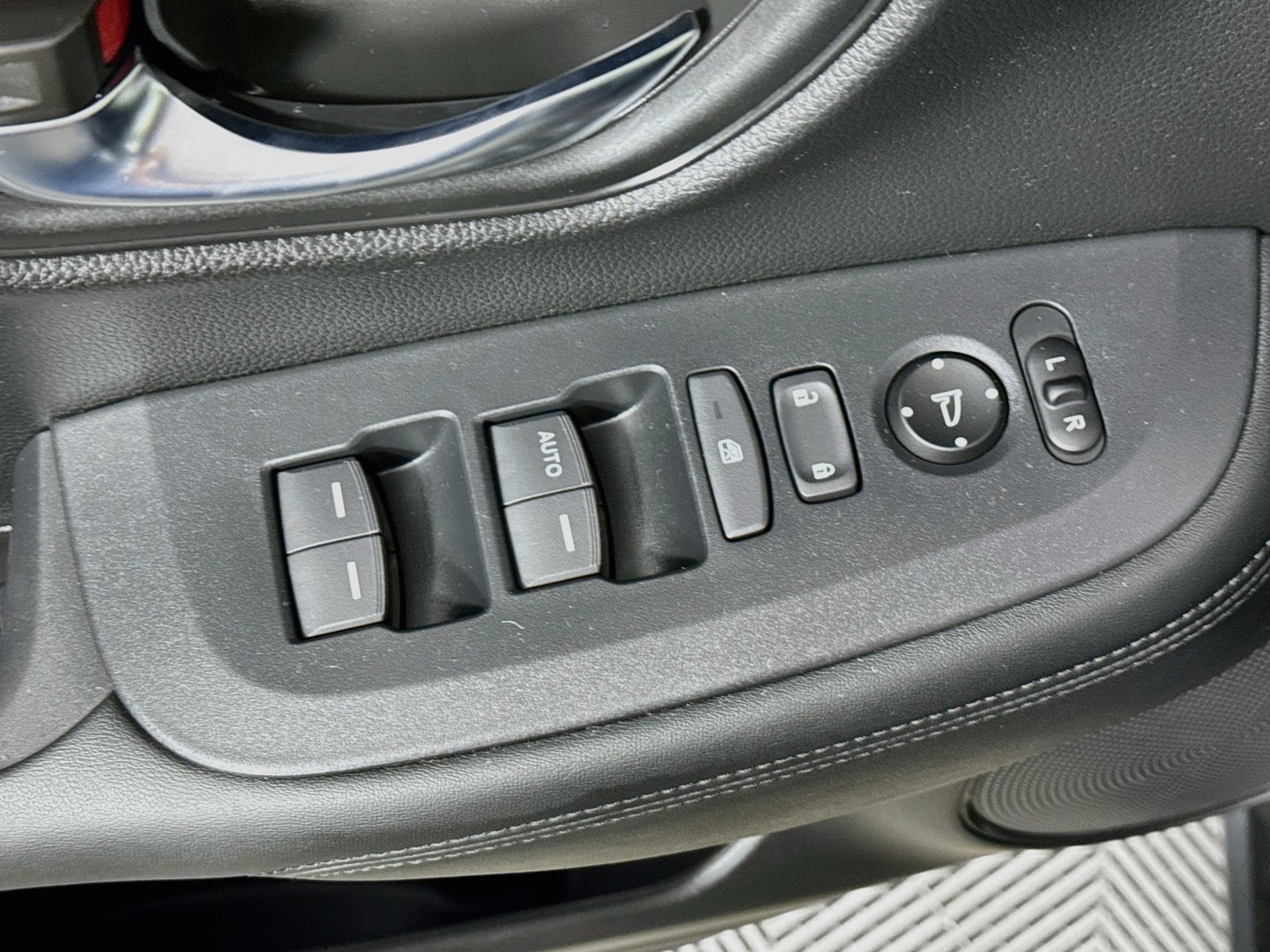 Used 2023 Honda HR-V LX image 17