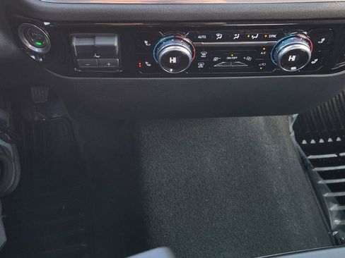 Used 2024 GMC Sierra 1500 SLE image 19