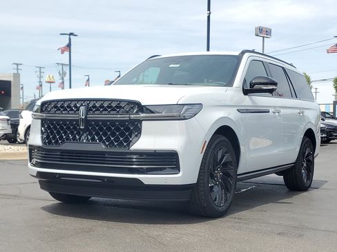 New 2026 Lincoln Navigator Reserve AWD/4WD image 2