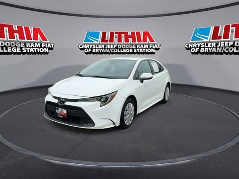 Used 2022 Toyota Corolla LE FWD image 3