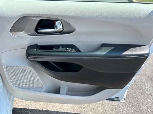 Used 2024 Chrysler Pacifica Touring-L FWD image 50