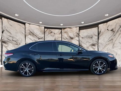 Used 2018 Toyota Camry SE w/ Moonroof Package FWD image 4
