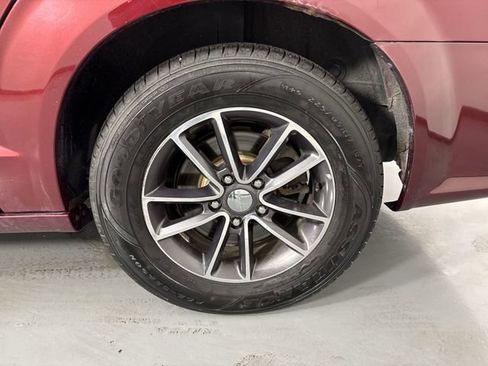 Used 2017 Dodge Grand Caravan SXT FWD image 5