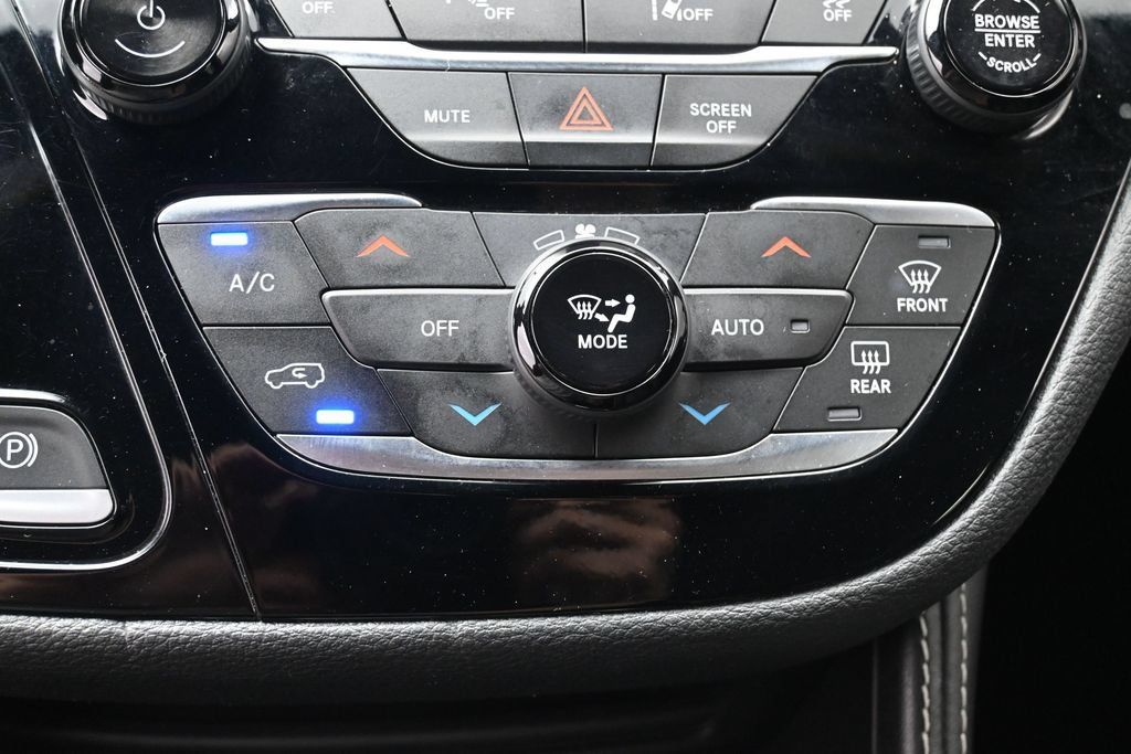 Used 2025 Chrysler Pacifica Limited FWD image 26