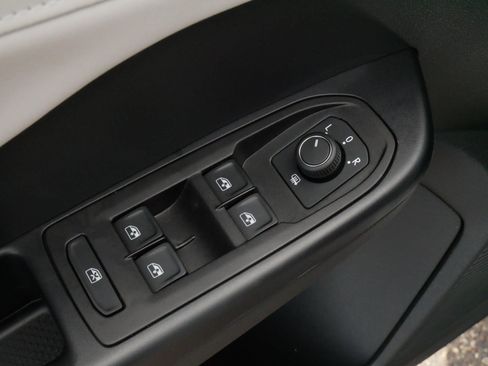 Certified 2025 Volkswagen Taos SE w/ Panoramic Sunroof Package AWD/4WD image 19