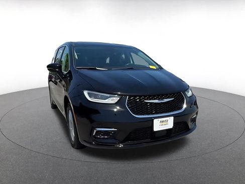 Used 2024 Chrysler Pacifica Touring-L FWD image 3