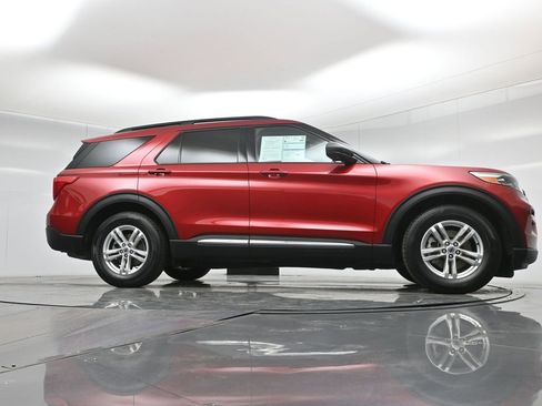 Certified 2021 Ford Explorer XLT image 3