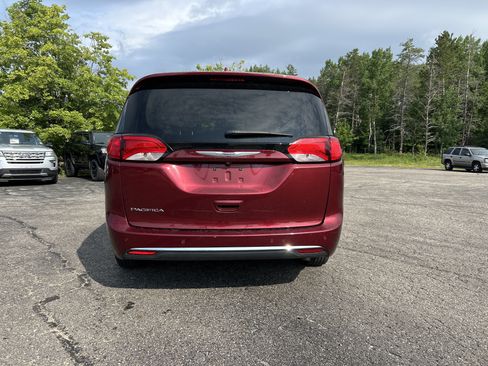 Used 2019 Chrysler Pacifica Touring-L Plus FWD image 5