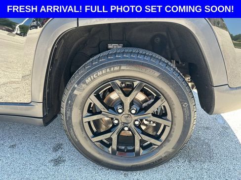 Used 2024 Jeep Grand Cherokee Altitude AWD/4WD image 26