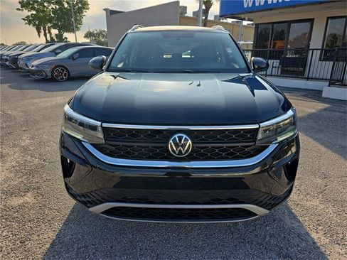 Used 2022 Volkswagen Taos SE image 2