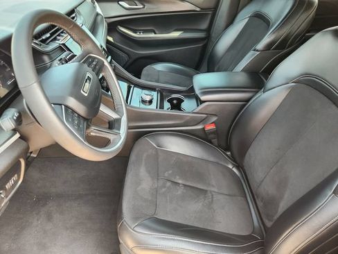 Used 2023 Jeep Grand Cherokee Altitude RWD image 12
