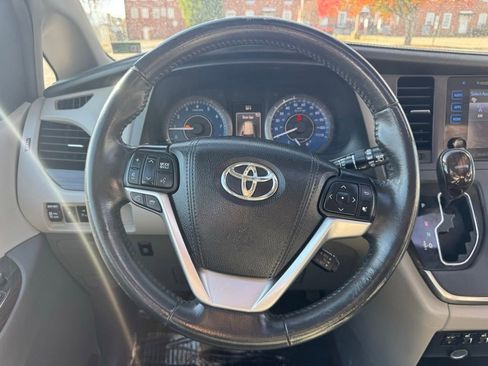 Used 2016 Toyota Sienna XLE image 22