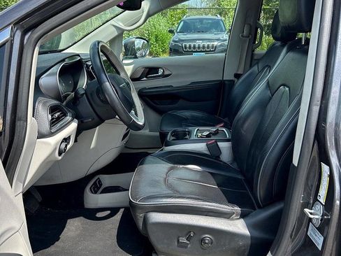 Used 2017 Chrysler Pacifica Limited image 13