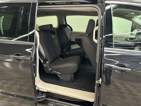 Used 2022 Chrysler Voyager LX FWD image 10