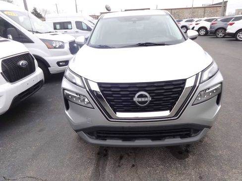 Used 2022 Nissan Rogue SV image 2