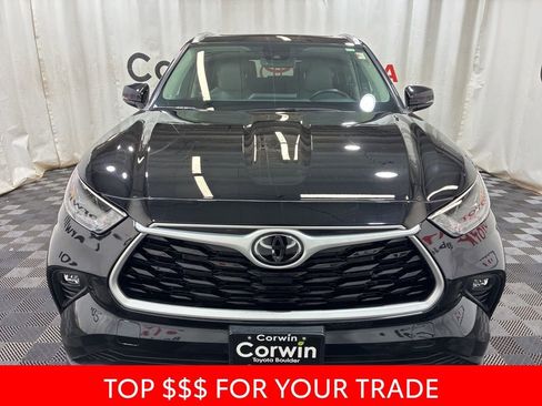 Used 2022 Toyota Highlander XLE image 2