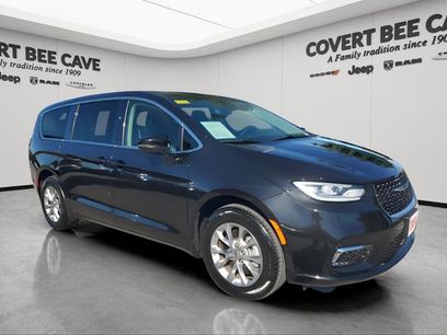Used 2023 Chrysler Pacifica Touring-L w/ Uconnect Theater Family Group